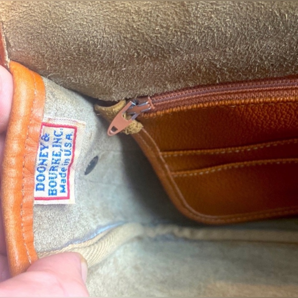 DOONEY AND BOURKE VINTAGE 1992 TAUPE PEBBLED LEATHER CROSSBODY - Picture 14 of 15